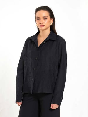 Camicia con Texture Stropicciata e Dettagli Bottoni Oro