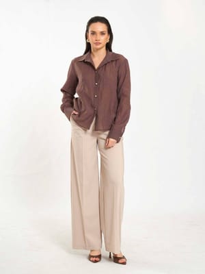 Camicia con Texture Stropicciata e Dettagli Bottoni Oro