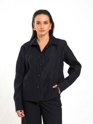 Camicia con Texture Stropicciata e Dettagli Bottoni Oro