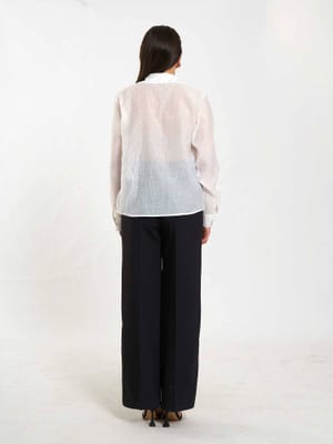 Camicia con Texture Stropicciata e Dettagli Bottoni Oro